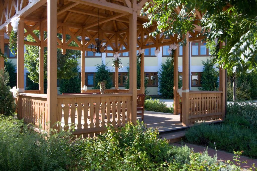 Hetkuti Wellness Hotel Es Lovaspark Mór Εξωτερικό φωτογραφία