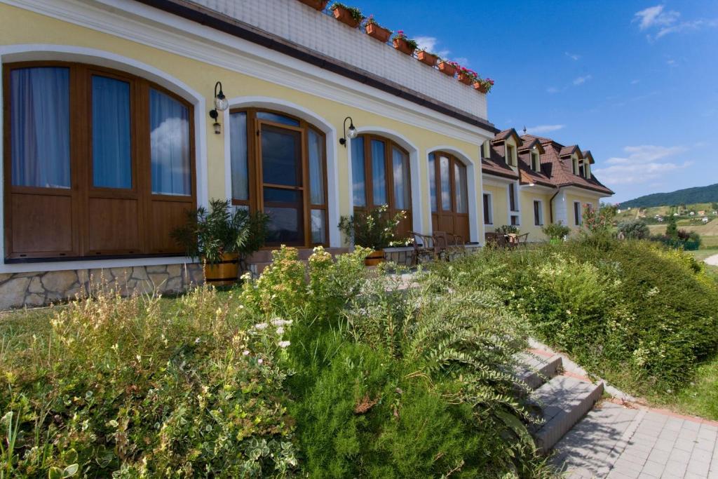 Hetkuti Wellness Hotel Es Lovaspark Mór Εξωτερικό φωτογραφία